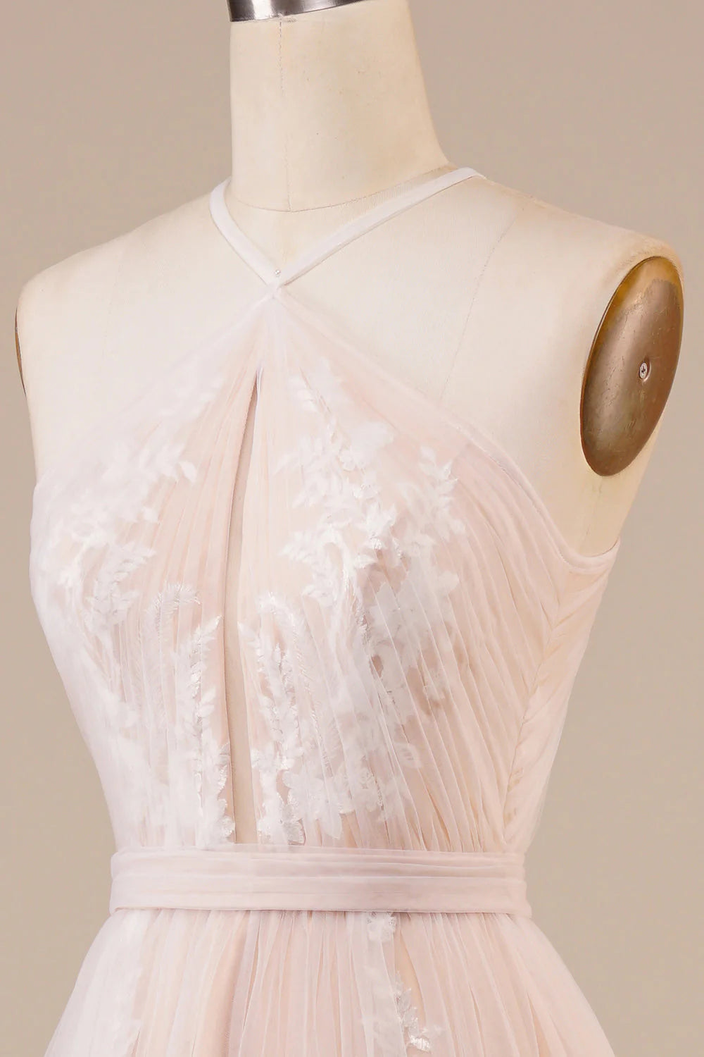 Champagnerfarbenes Brautkleid mit Neckholder und Schlüssellochausschnitt aus Tüll und Applikationen