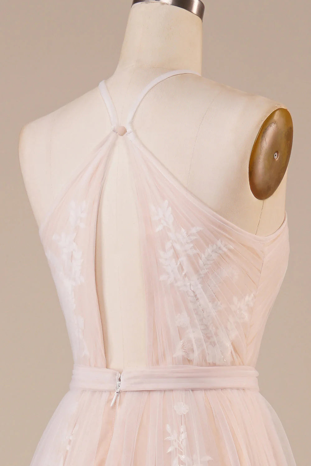 Champagnerfarbenes Brautkleid mit Neckholder und Schlüssellochausschnitt aus Tüll und Applikationen