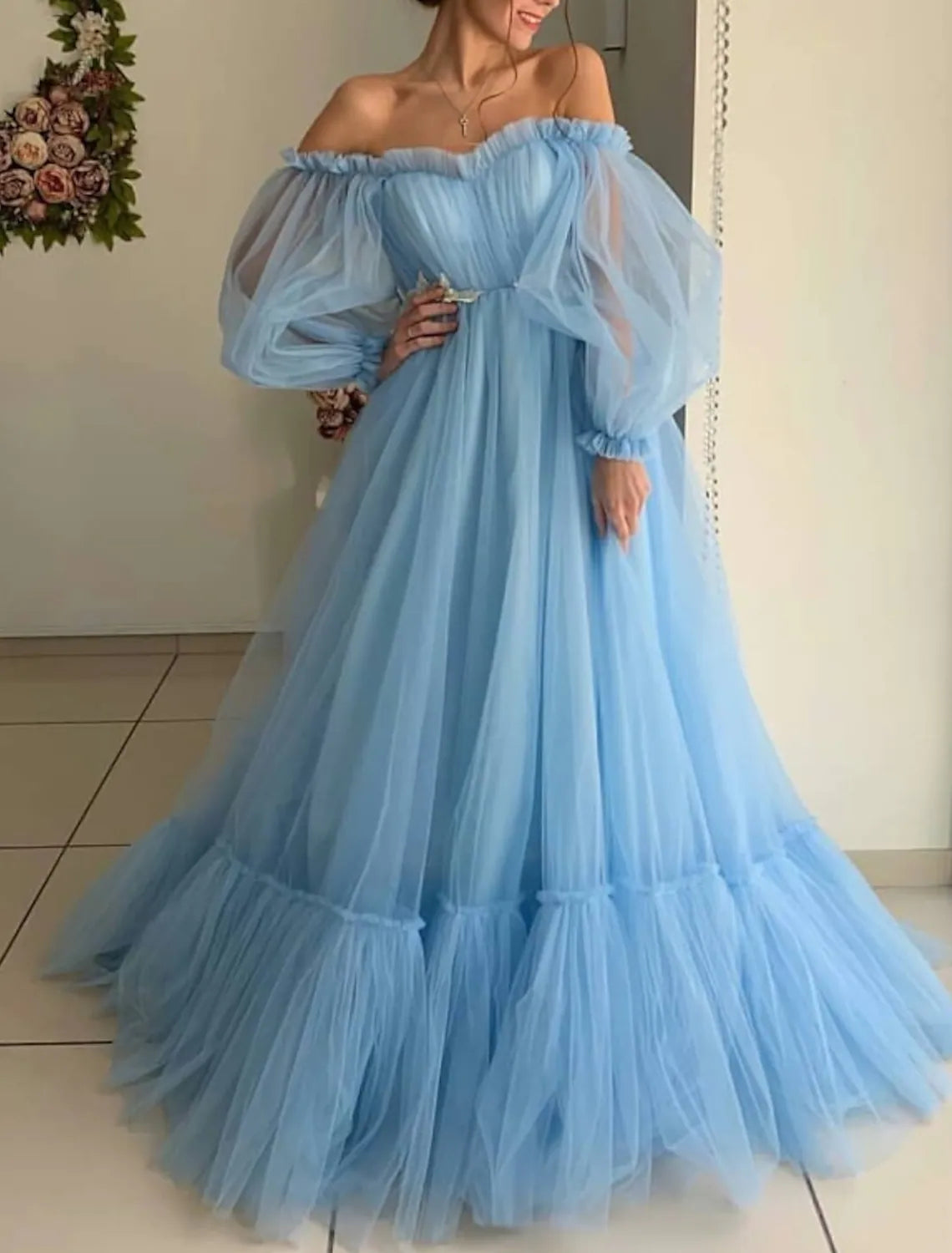 Vestido elegante de fiesta de compromiso de corte A con hombros descubiertos, manga larga, largo hasta el suelo, tul plisado y apliques