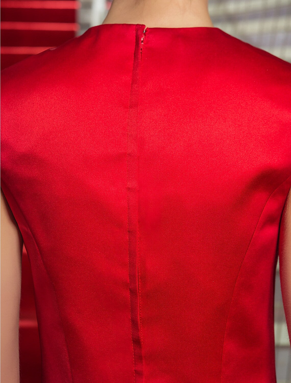 Vestido elegante de satén sin mangas hasta la rodilla con corte en A y apliques de cuentas