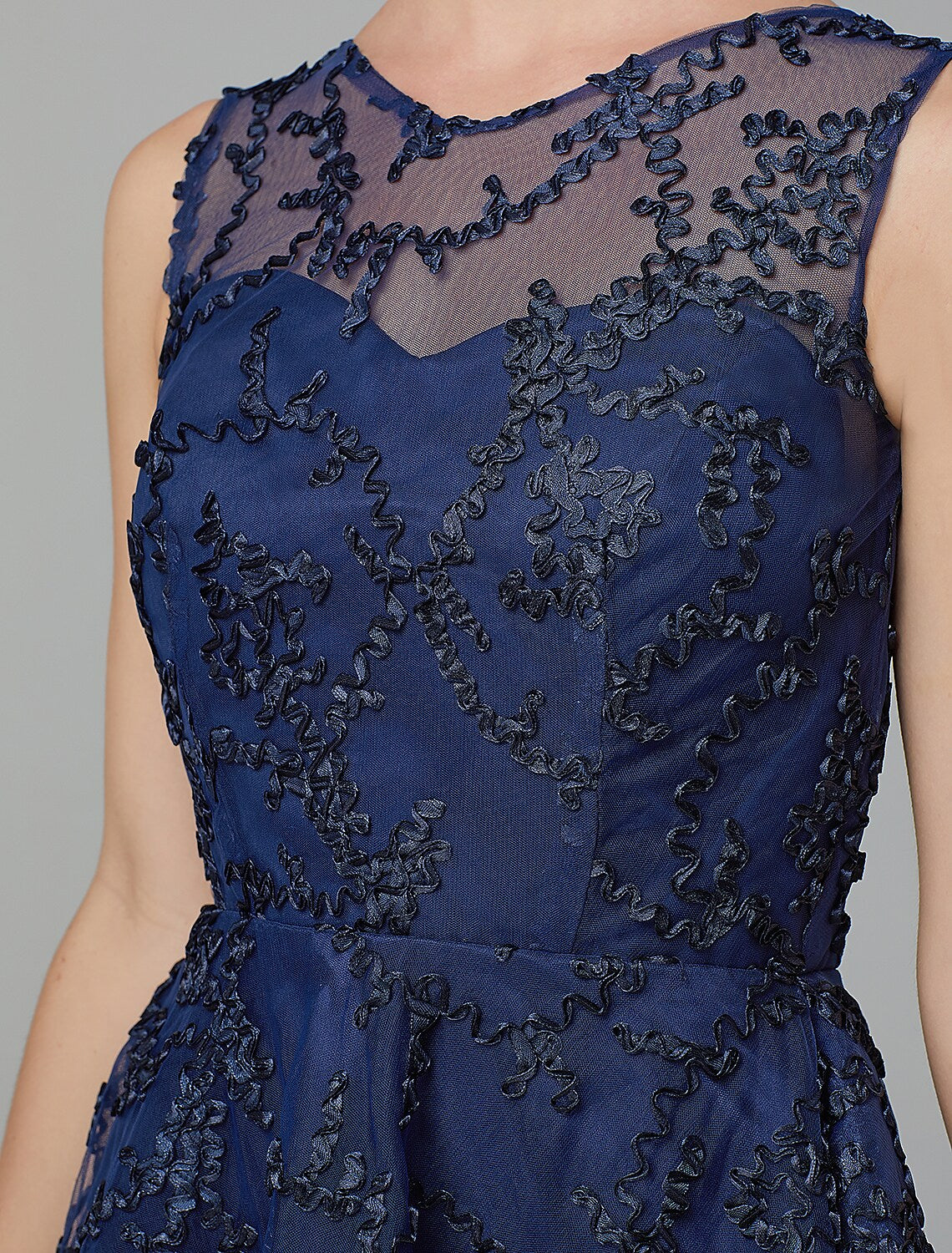 Vestido de novia asimétrico de corte A, sin mangas, de tul con apliques