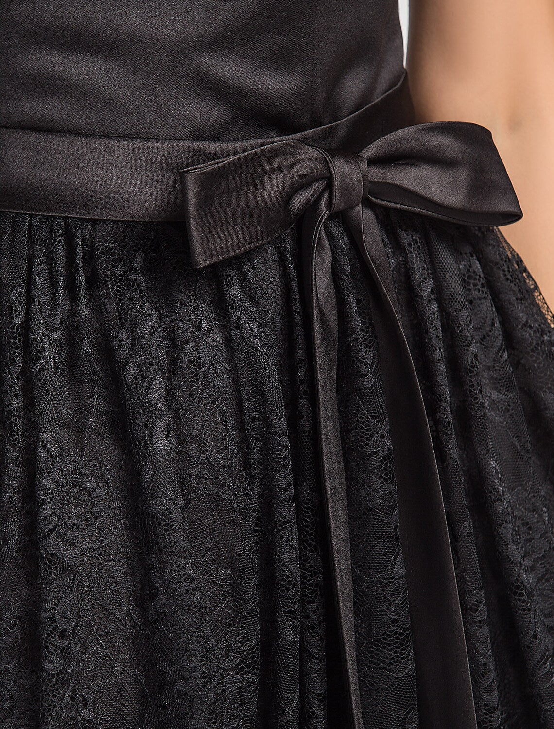 Vestido de dama de honor de corte A, sin mangas, color negro, largo hasta el suelo, con encaje drapeado