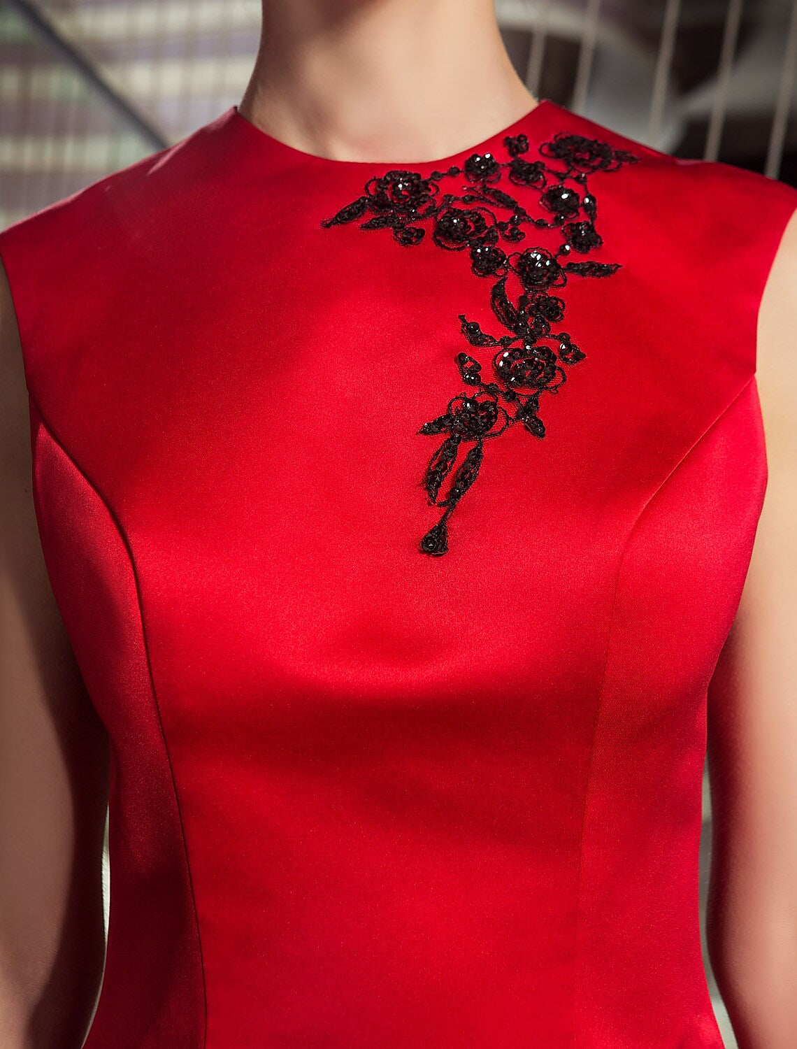 Vestido elegante de satén sin mangas hasta la rodilla con corte en A y apliques de cuentas